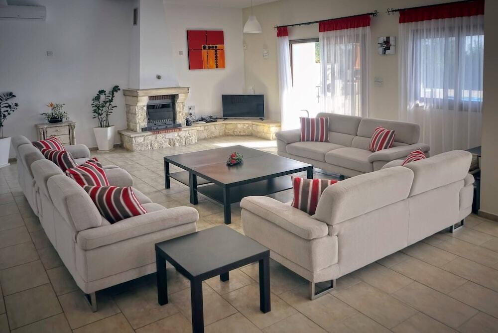 Пейя: Impressive Large Villa Huge Heated Pool Garden