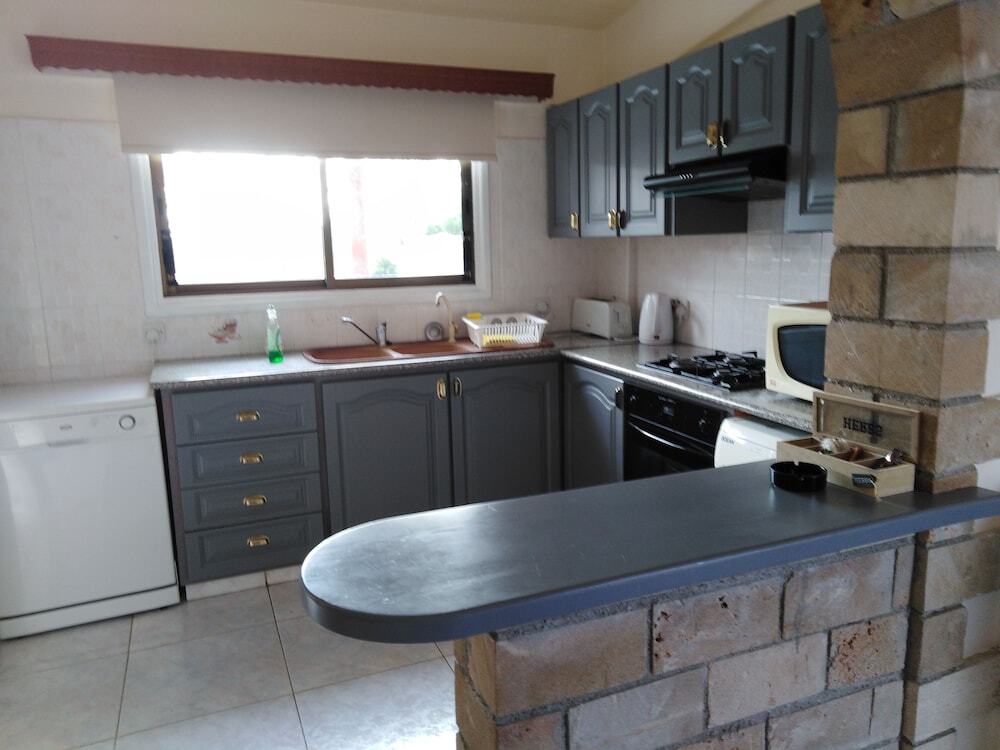 Huge ! Lovely! Private! Villa in The Heart Of Coral Bay! Car Not Essential ! — фото 2