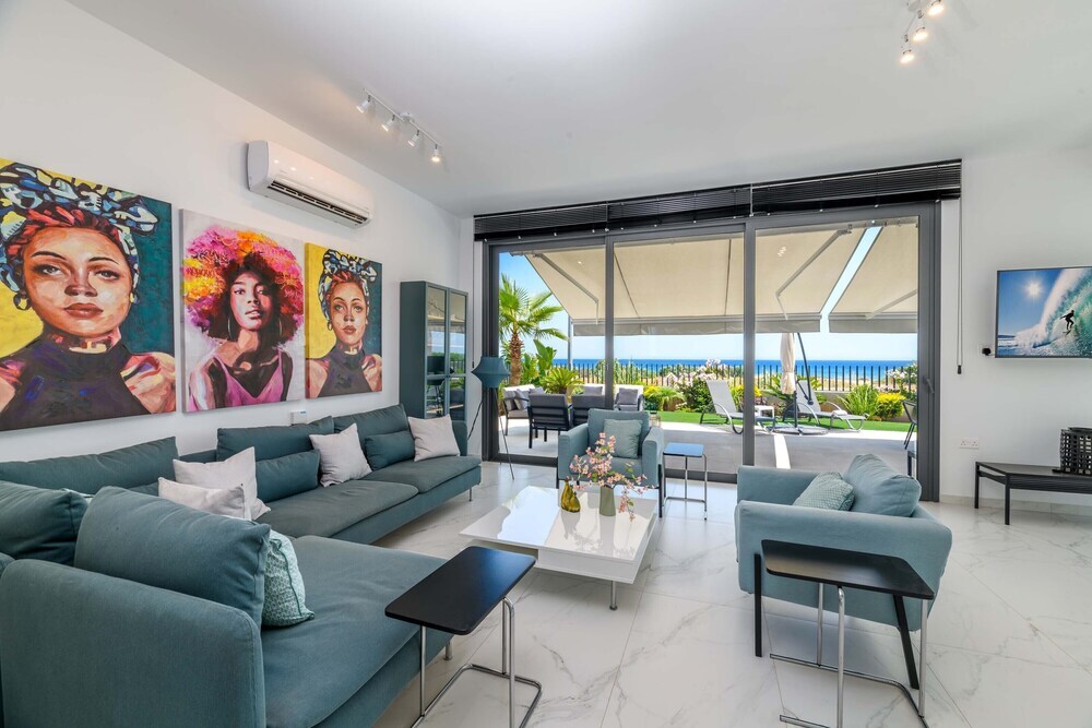 Протарас: By The Beach - Emerald Seaview Villa
