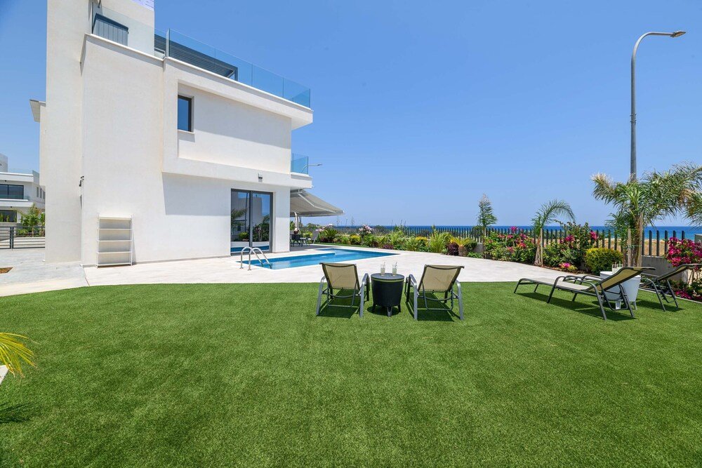 Протарас: By The Beach - Emerald Seaview Villa