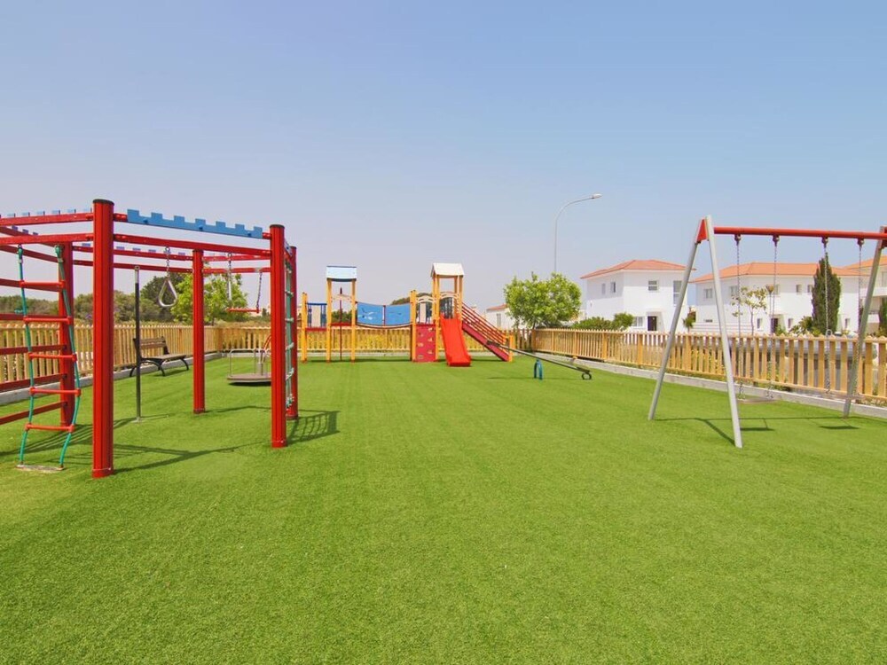 Паралимни: Malvina Paralimni in Paralimni