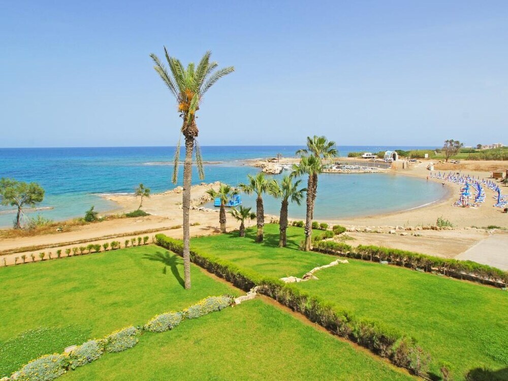 Паралимни: Malvina Paralimni in Paralimni
