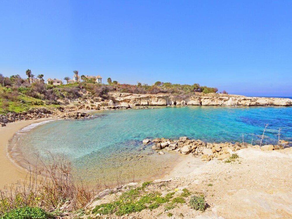 Паралимни: Malvina Paralimni in Paralimni