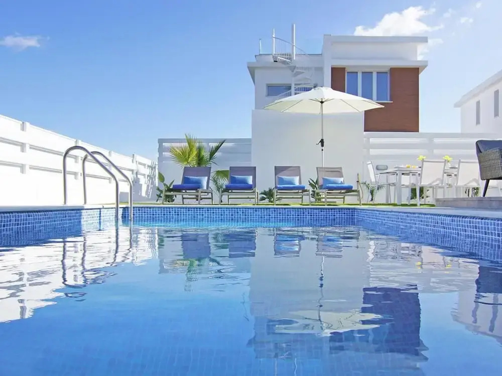 Паралимни: Austin Paralimni in Paralimni