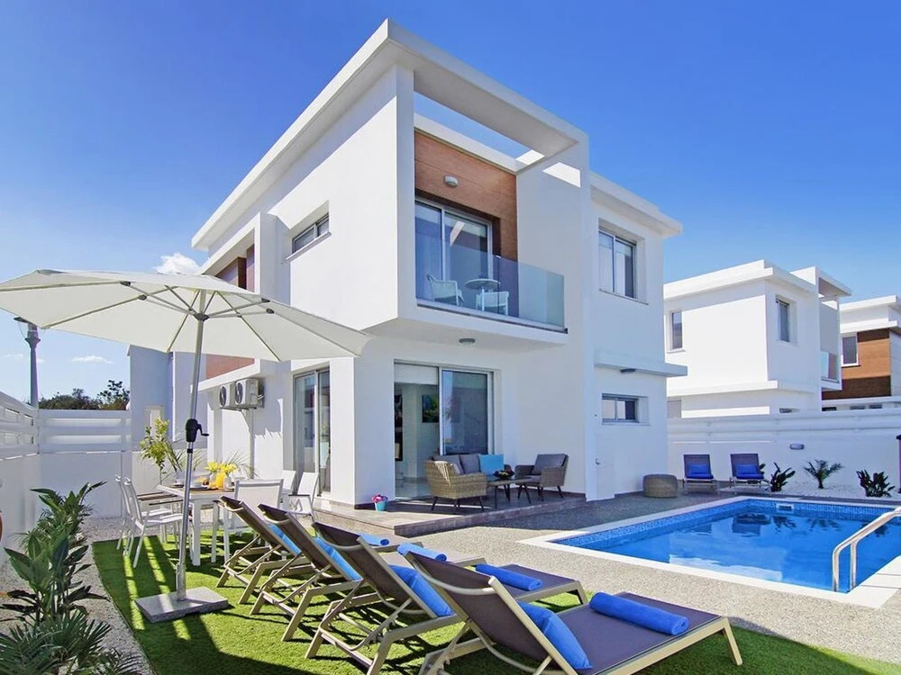 Паралимни: Austin Paralimni in Paralimni