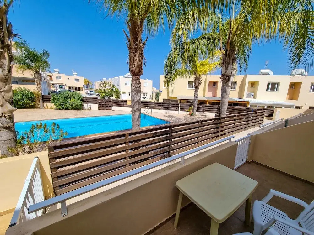 Паралимни: Christina'S Mezoneta