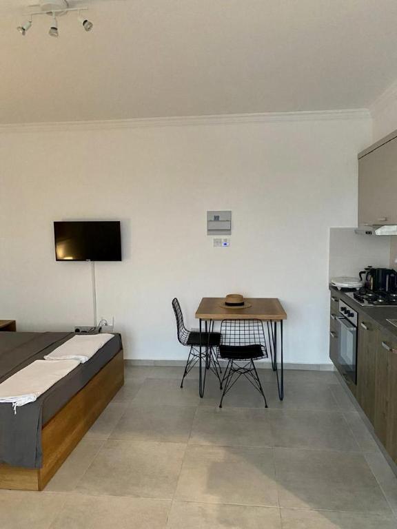 Авгору: Sleek Flat With Shared Pool and Sea View in Iskele
