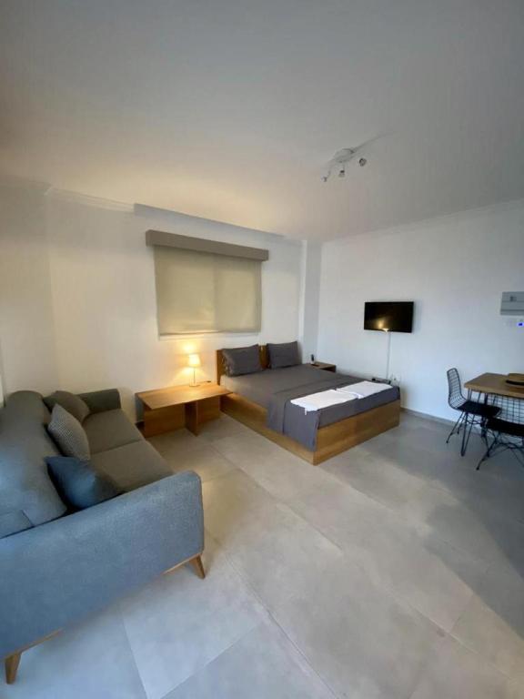 Авгору: Sleek Flat With Shared Pool and Sea View in Iskele