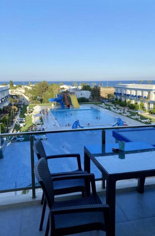 Авгору: Sleek Flat With Shared Pool and Sea View in Iskele