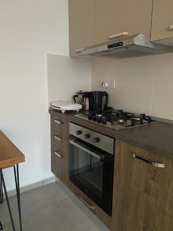 Авгору: Sleek Flat With Shared Pool and Sea View in Iskele