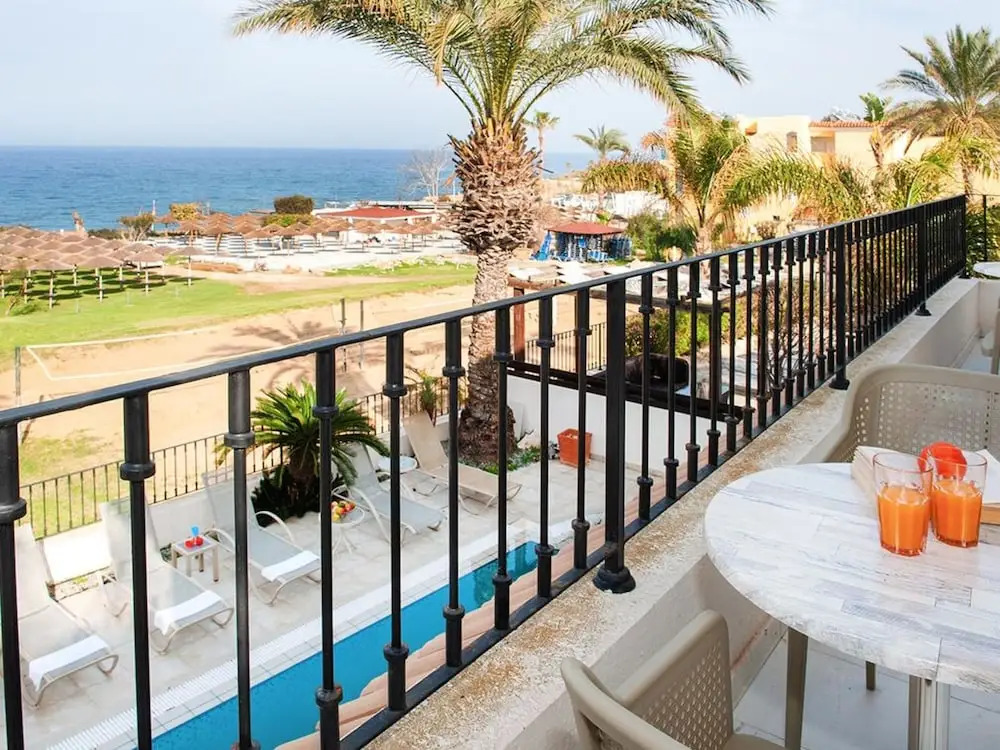 Паралимни: Oceania Paralimni in Paralimni