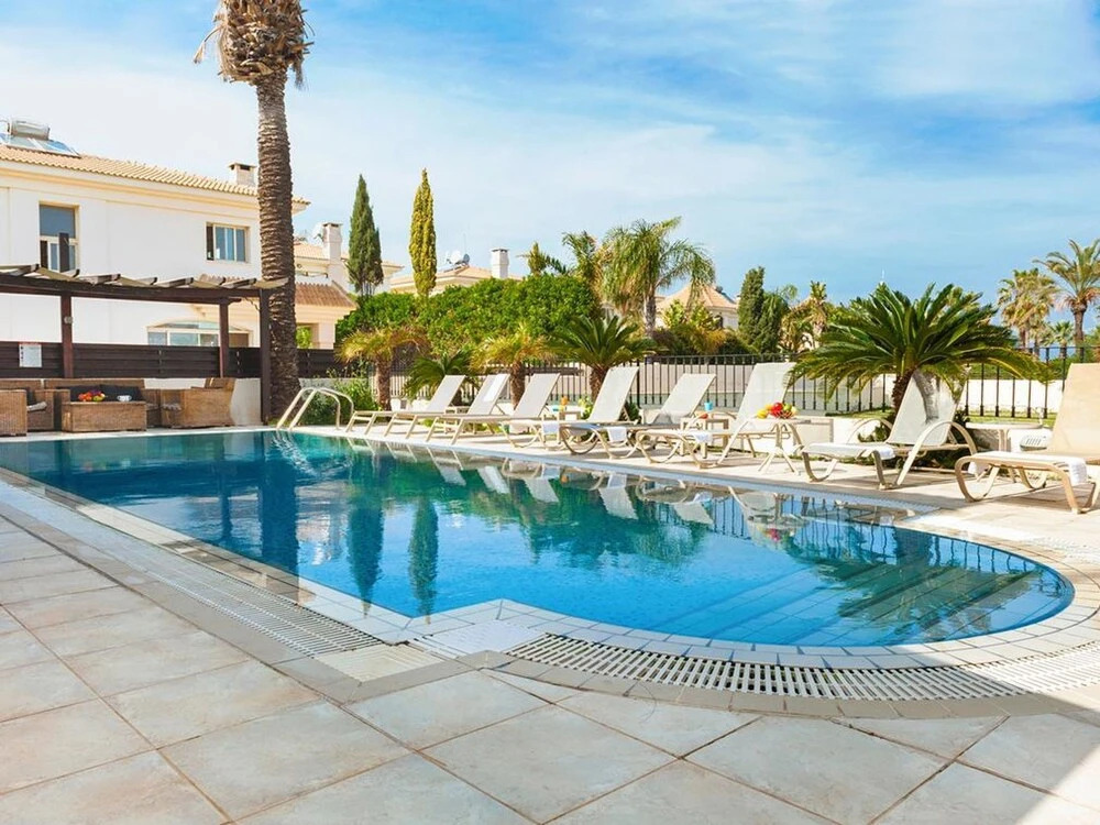 Паралимни: Oceania Paralimni in Paralimni