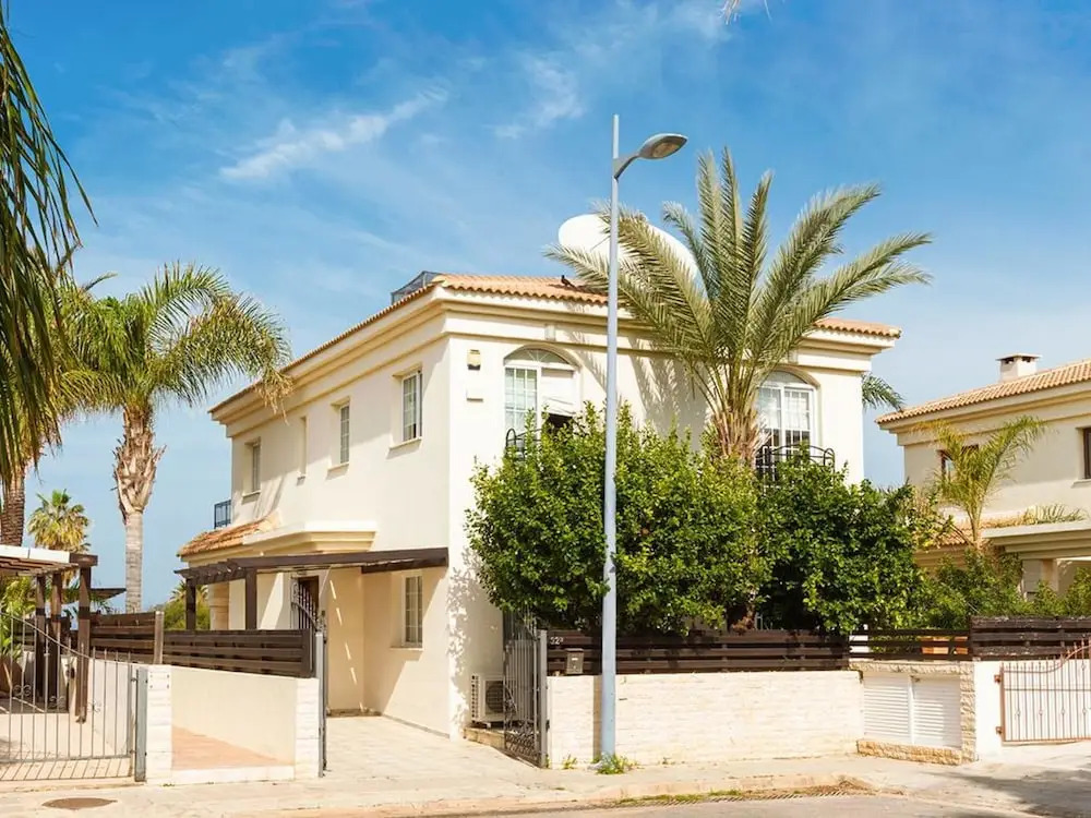 Паралимни: Oceania Paralimni in Paralimni