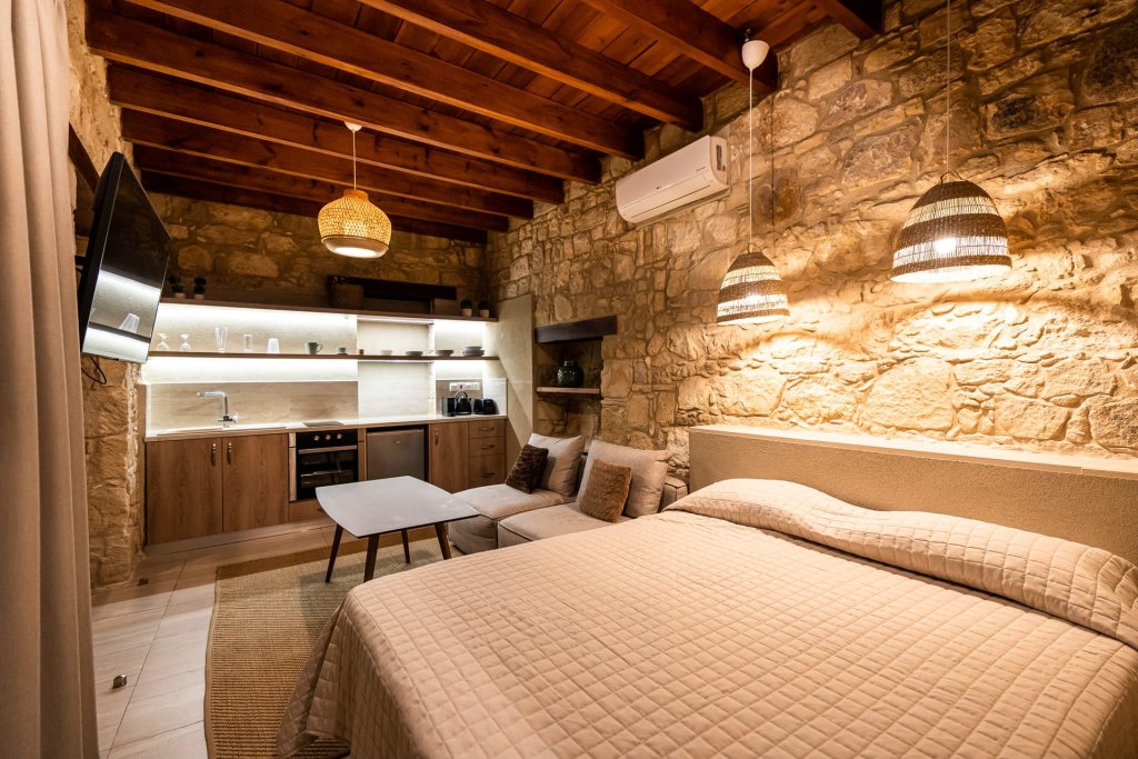 Стени: Harma Traditional Boutique Suites