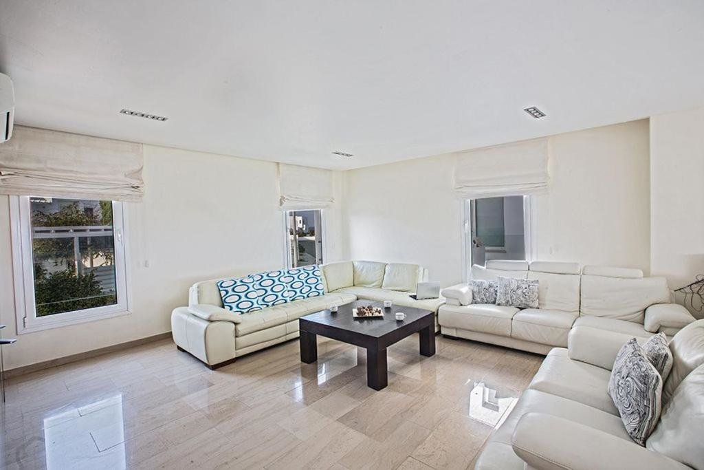 Протарас: Villa Fig Tree Bay FrontlineLuxury 4BDR Sea-front Protaras Villa with Pool and Amazing views