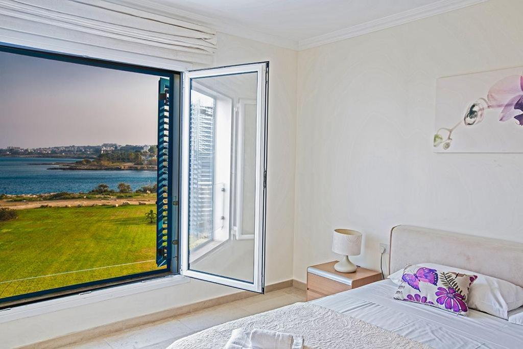 Протарас: Villa Fig Tree Bay FrontlineLuxury 4BDR Sea-front Protaras Villa with Pool and Amazing views
