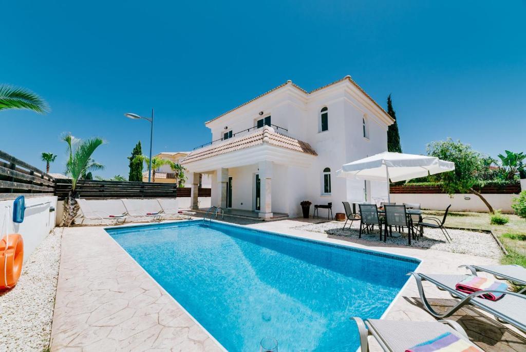 Паралимни: Villa Miranda