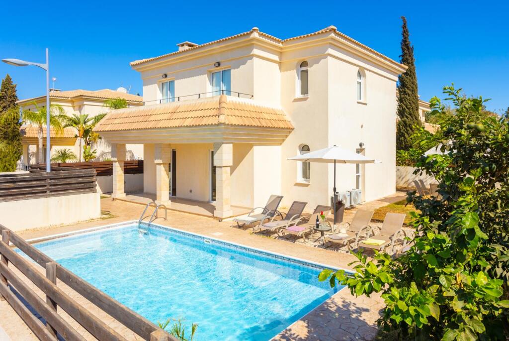 Паралимни: Villa Miranda