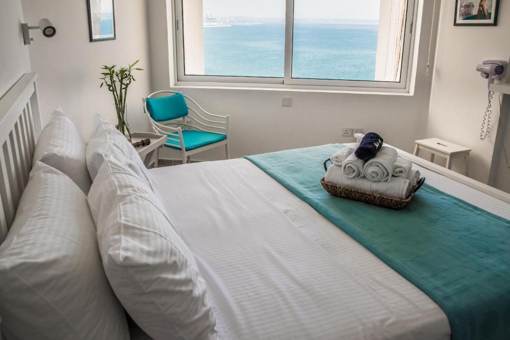 Ларнака: Luxury Penthouse 1BR-Seafront-Seasonal Pool-Central