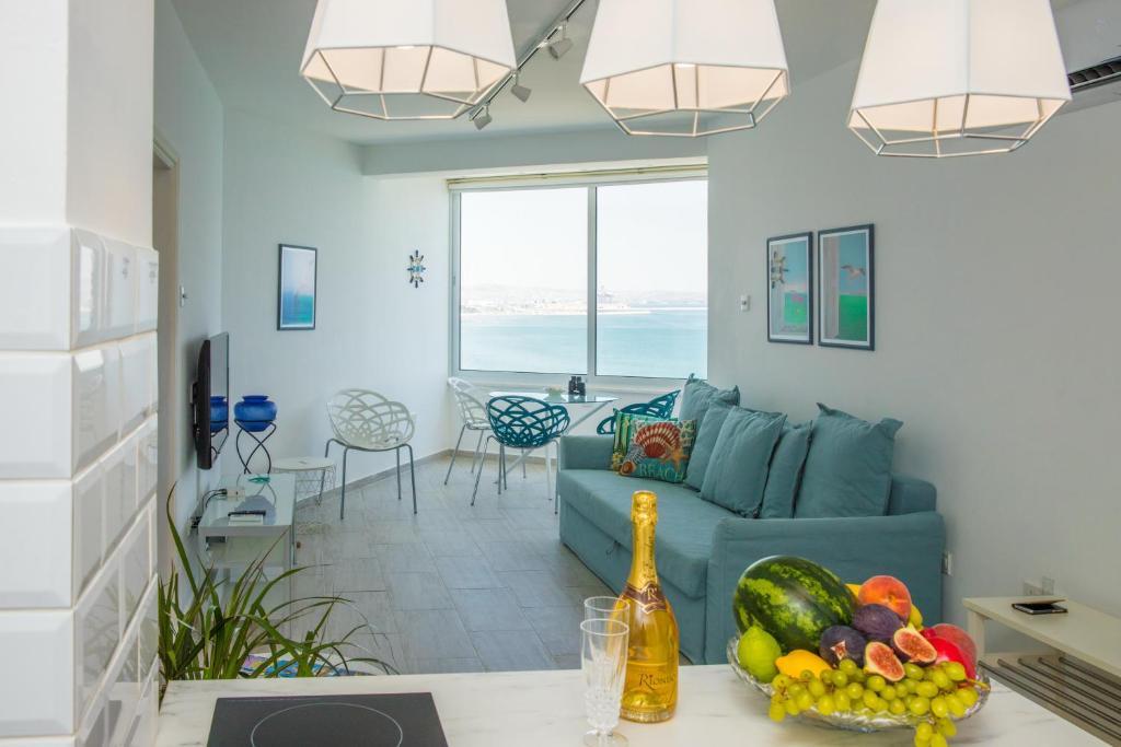 Ларнака: Luxury Penthouse 1BR-Seafront-Seasonal Pool-Central