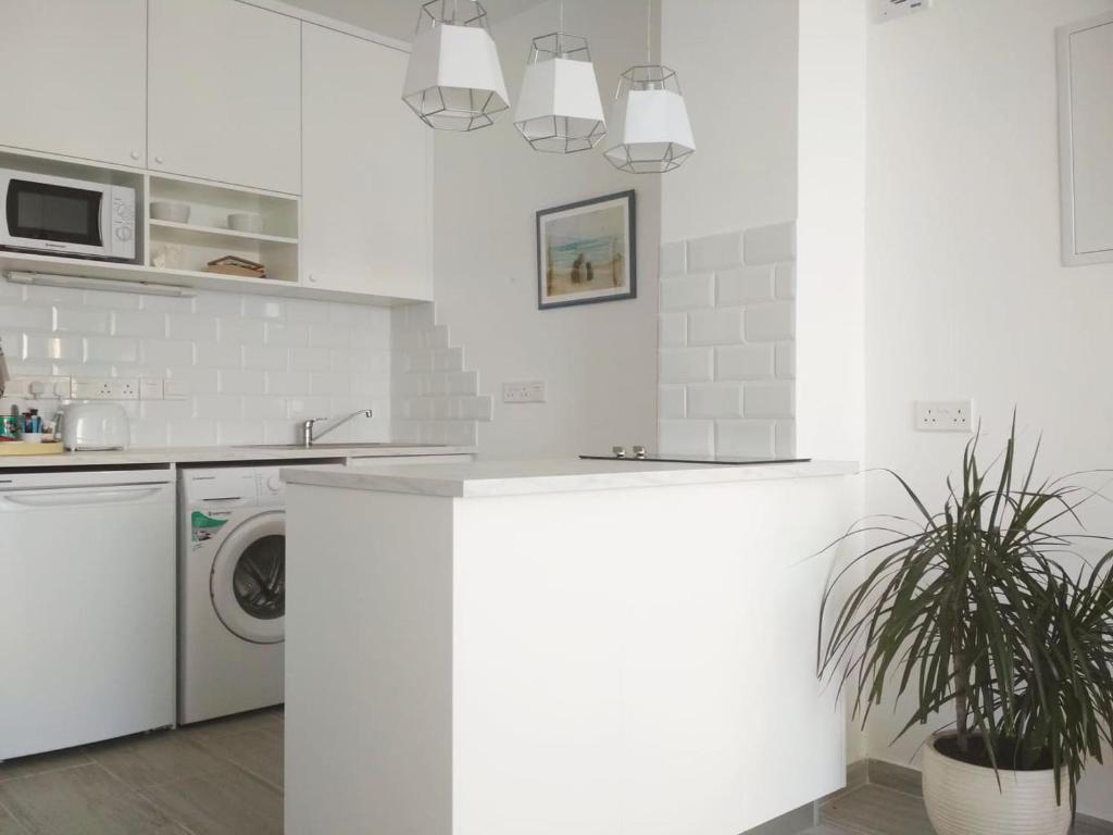 Ларнака: Luxury Penthouse 1BR-Seafront-Seasonal Pool-Central