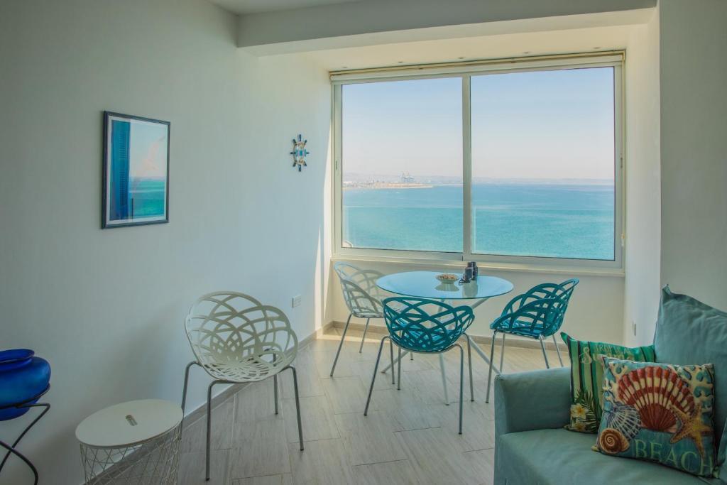 Ларнака: Luxury Penthouse 1BR-Seafront-Seasonal Pool-Central