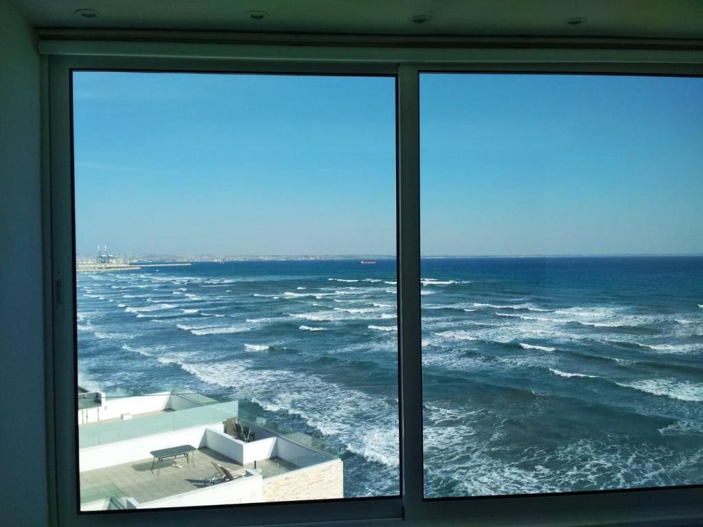 Ларнака: Luxury Penthouse 1BR-Seafront-Seasonal Pool-Central