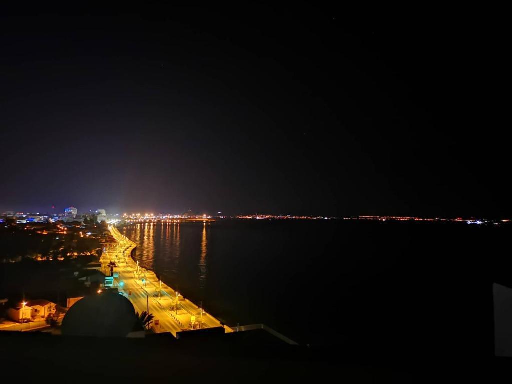 Ларнака: Luxury Penthouse 1BR-Seafront-Seasonal Pool-Central