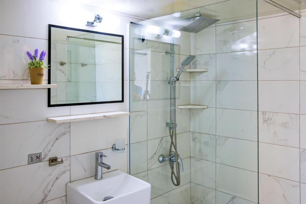 Ларнака: Luxury Penthouse 1BR-Seafront-Seasonal Pool-Central