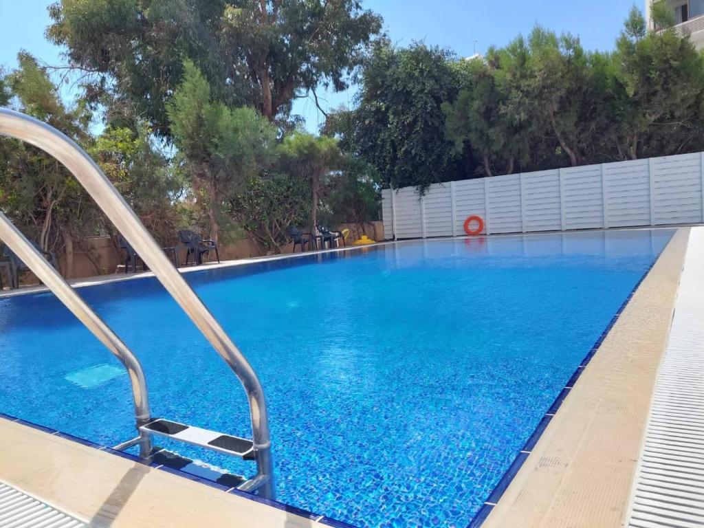 Ларнака: Luxury Penthouse 1BR-Seafront-Seasonal Pool-Central