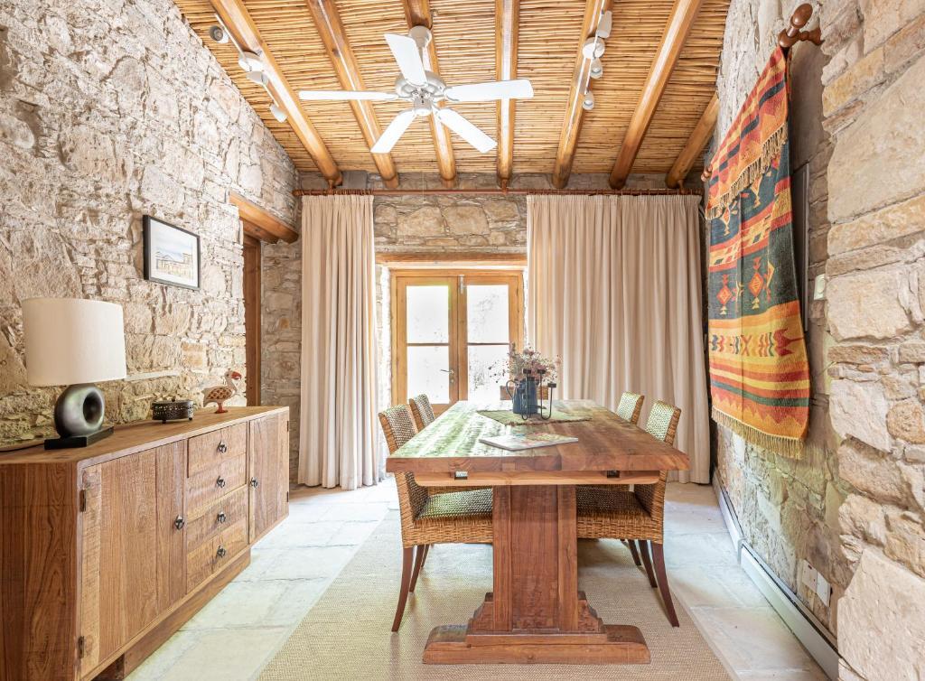 Точни: The Carob Tree Villa - 3 BR Rustic Luxury Home
