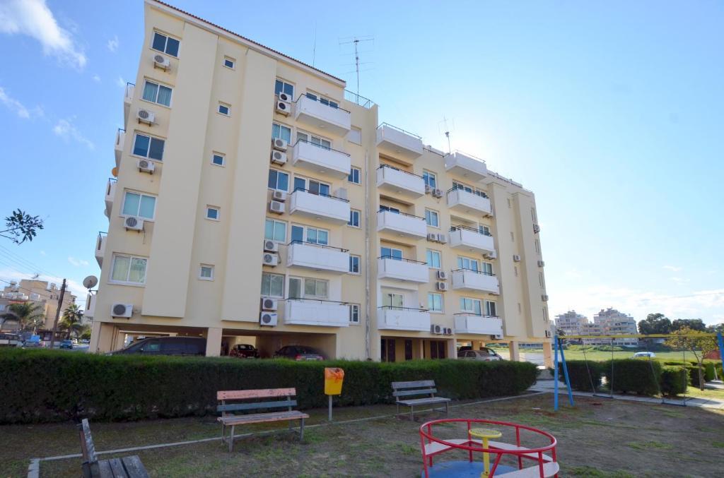 Ларнака: Kave Blue Mackenzie 1 Bdr Flat with Pool