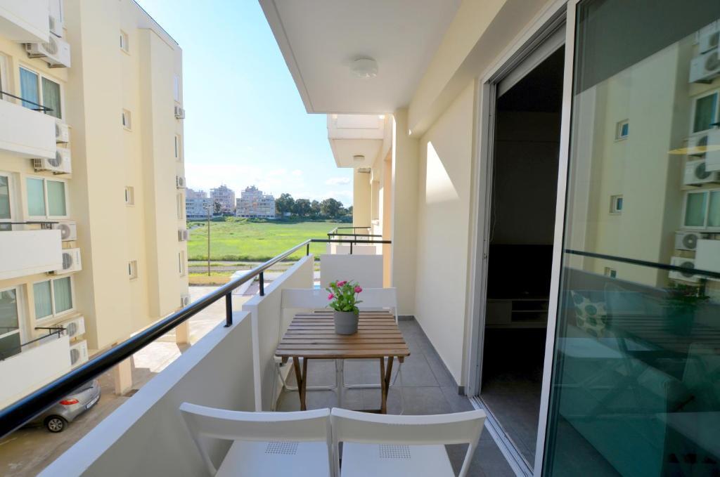 Kave Blue Mackenzie 1 Bdr Flat with Pool — фото 4