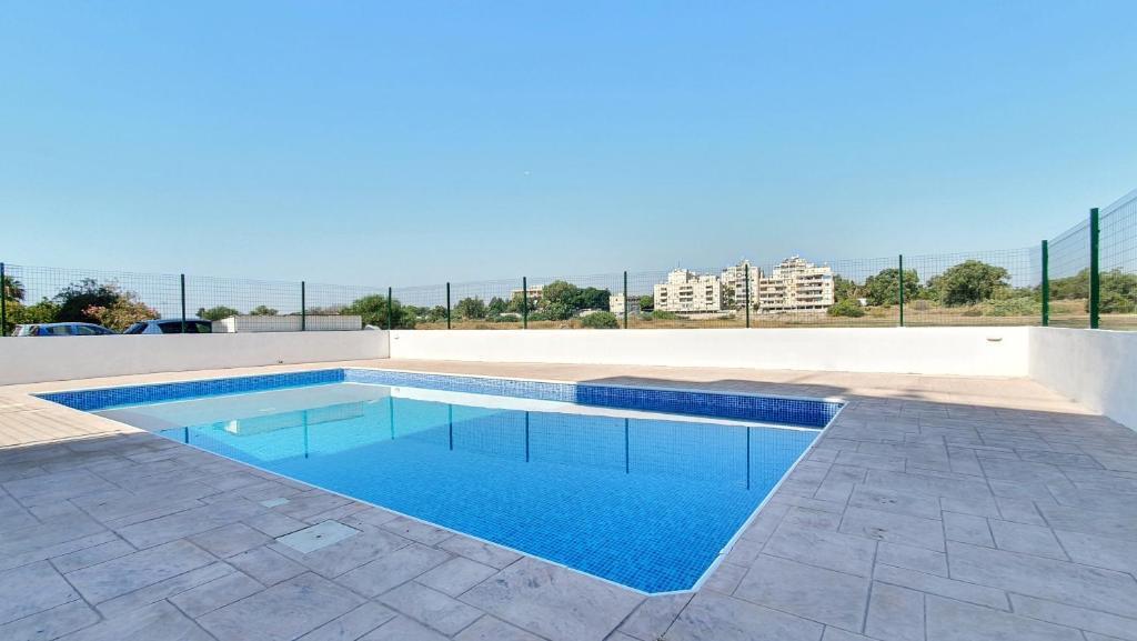 Ларнака: Kave Blue Mackenzie 1 Bdr Flat with Pool