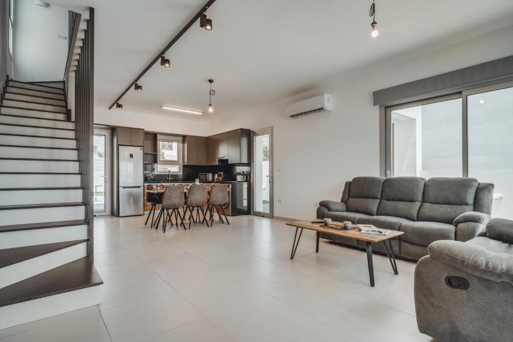 Modern 3 bedroom villa near Nissi Beach! — фото 2