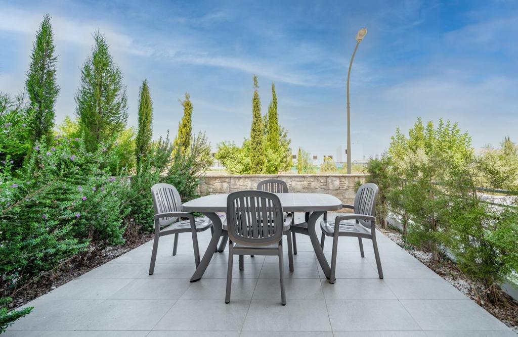 Паралимни: Mythicals Ground floor with garden 2 bed apartment