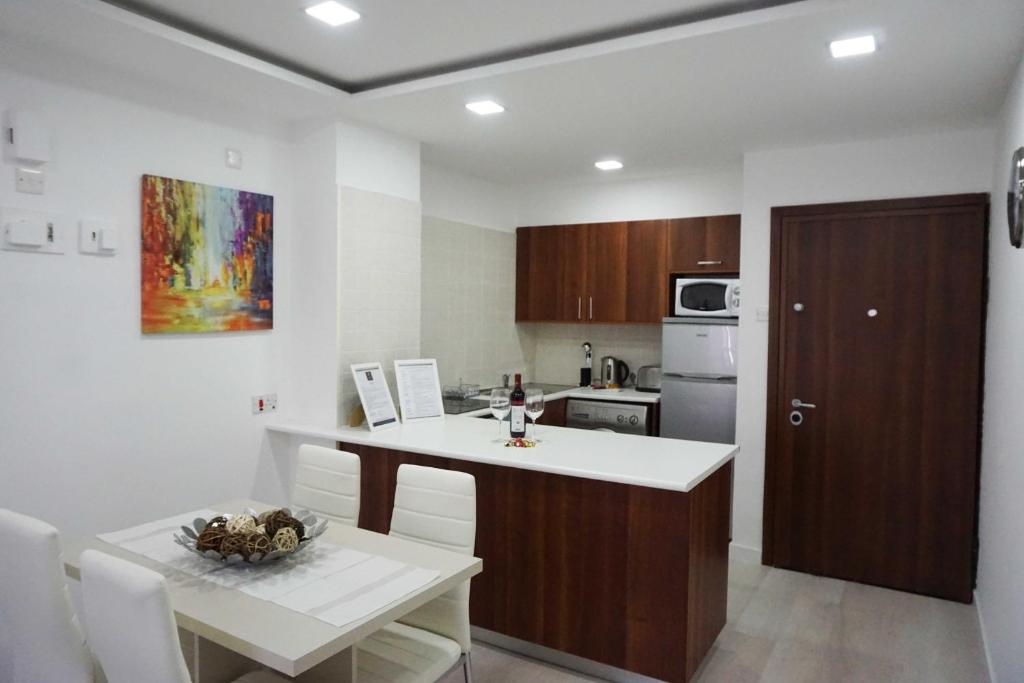 Ларнака: Lazuli Beach & Pool Apartment 501