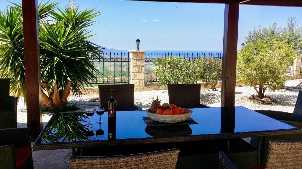 Стени: Unique private villa, sea views, total privacy, 25 mins from Paphos