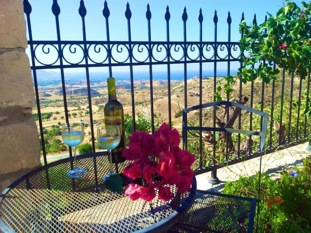 Стени: Unique private villa, sea views, total privacy, 25 mins from Paphos