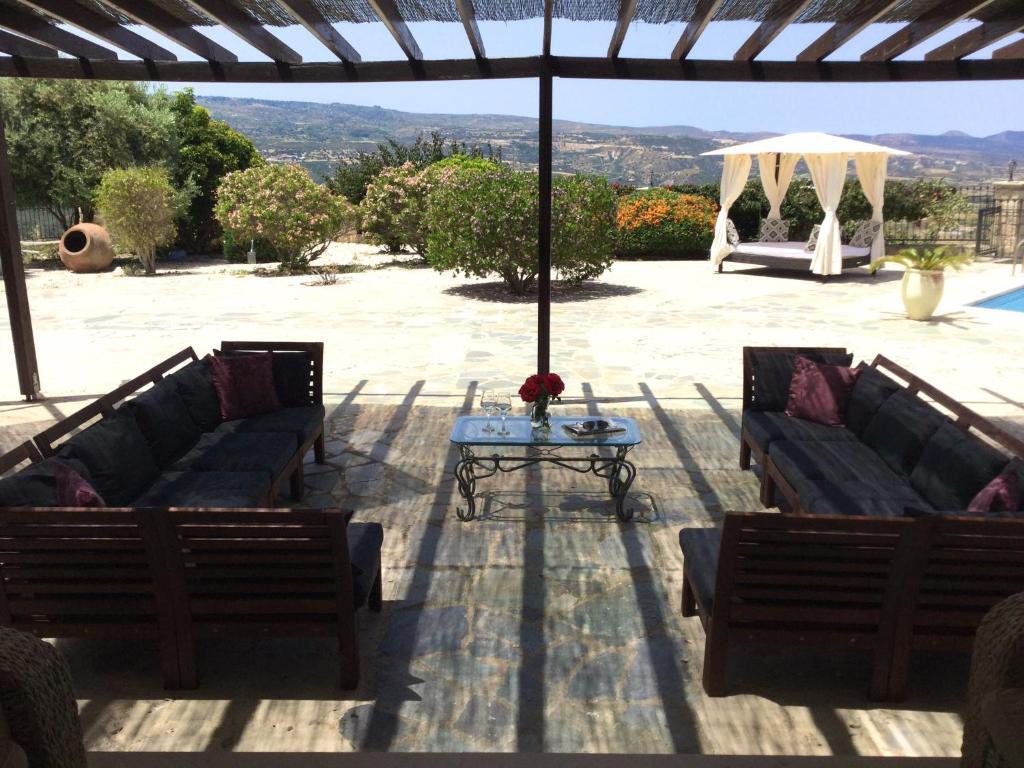 Стени: Unique private villa, sea views, total privacy, 25 mins from Paphos
