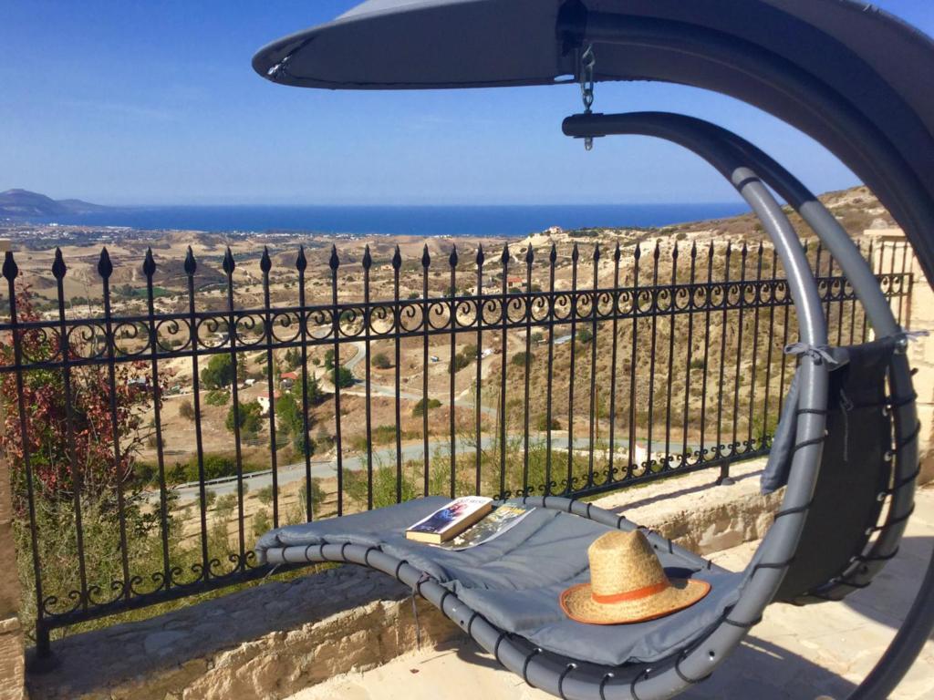 Стени: Unique private villa, sea views, total privacy, 25 mins from Paphos