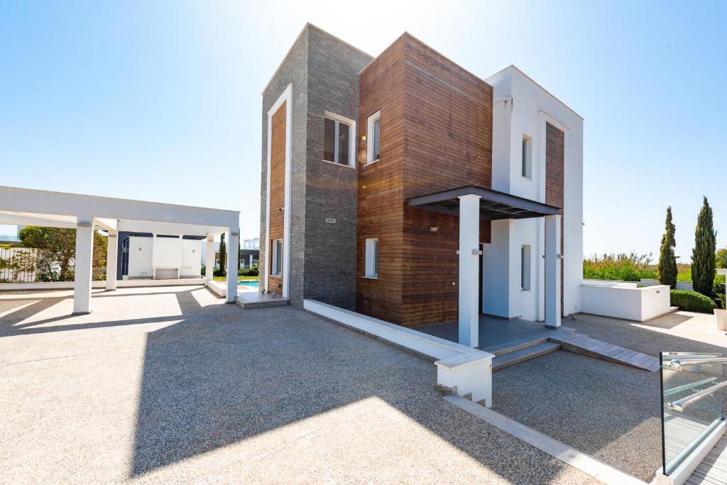 Айя-Напа: Villa Dione by Ezoria