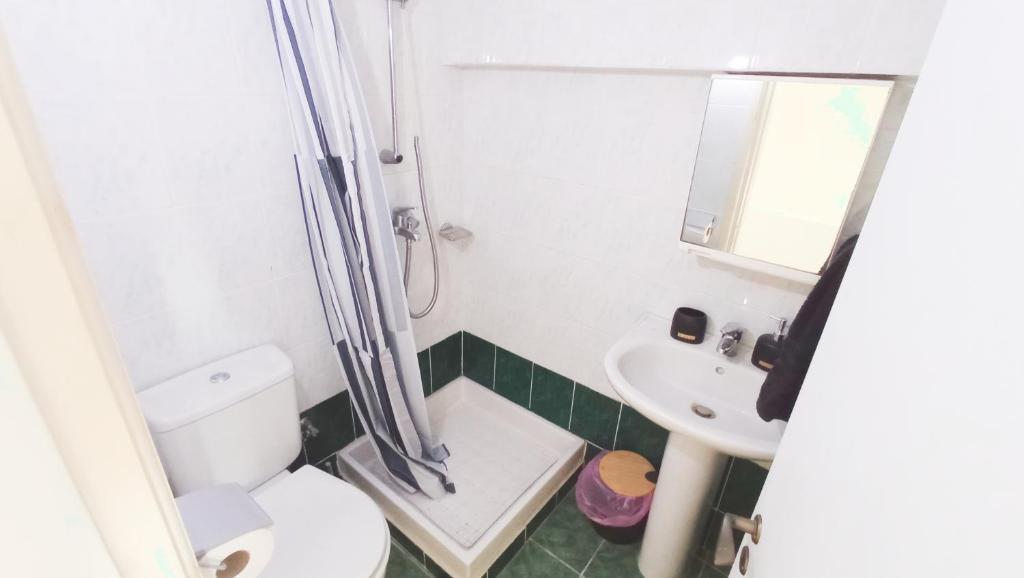 Ларнака: Luxury private rooms -SEA VIEW, NETFLIX, GYM- 5 Min from beach! - private room in shared apartment