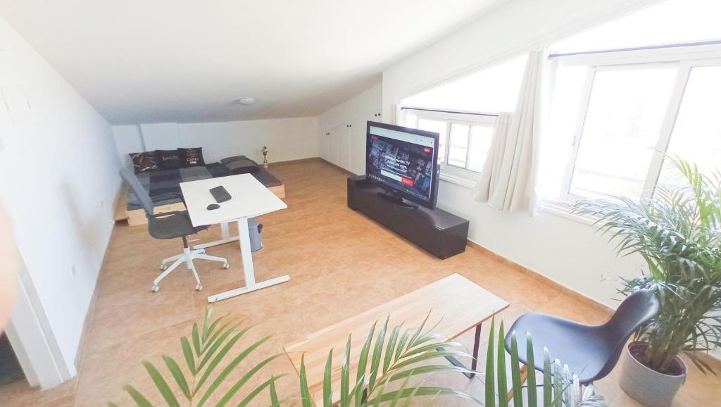 Ларнака: Luxury private rooms -SEA VIEW, NETFLIX, GYM- 5 Min from beach! - private room in shared apartment