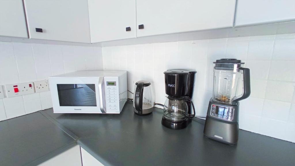 Ларнака: Luxury private rooms -SEA VIEW, NETFLIX, GYM- 5 Min from beach! - private room in shared apartment