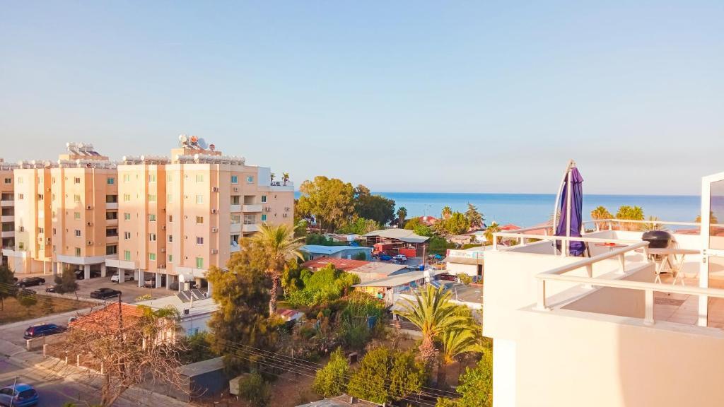 Ларнака: Luxury private rooms -SEA VIEW, NETFLIX, GYM- 5 Min from beach! - private room in shared apartment