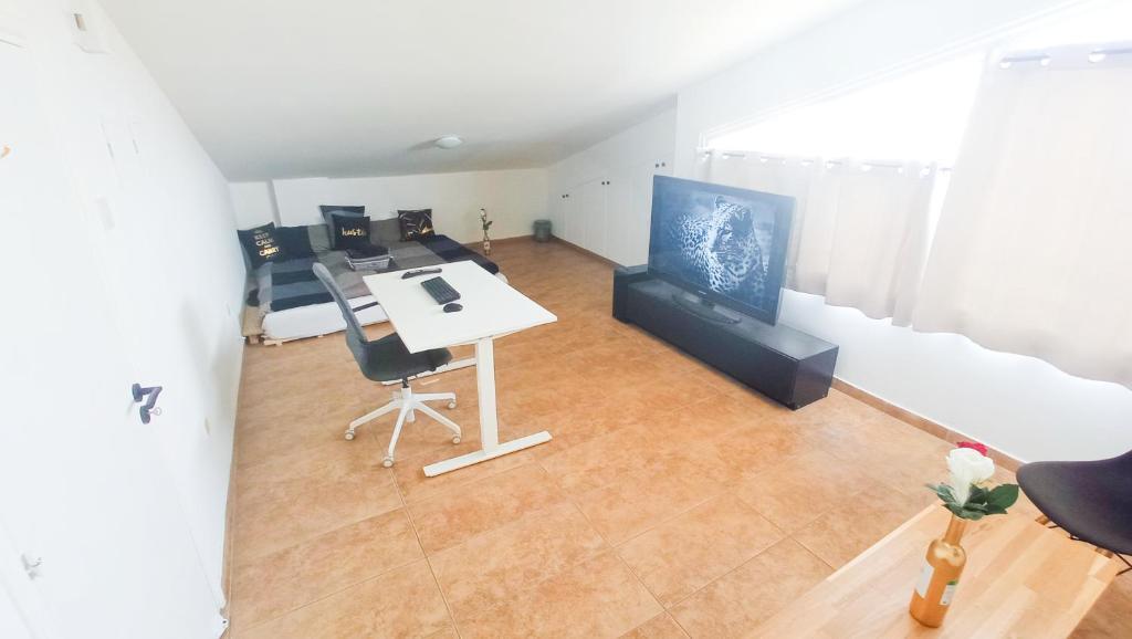 Ларнака: Luxury Maisonette Apartment -SEA VIEW, NETFLIX, GYM- 5 Min from Beach