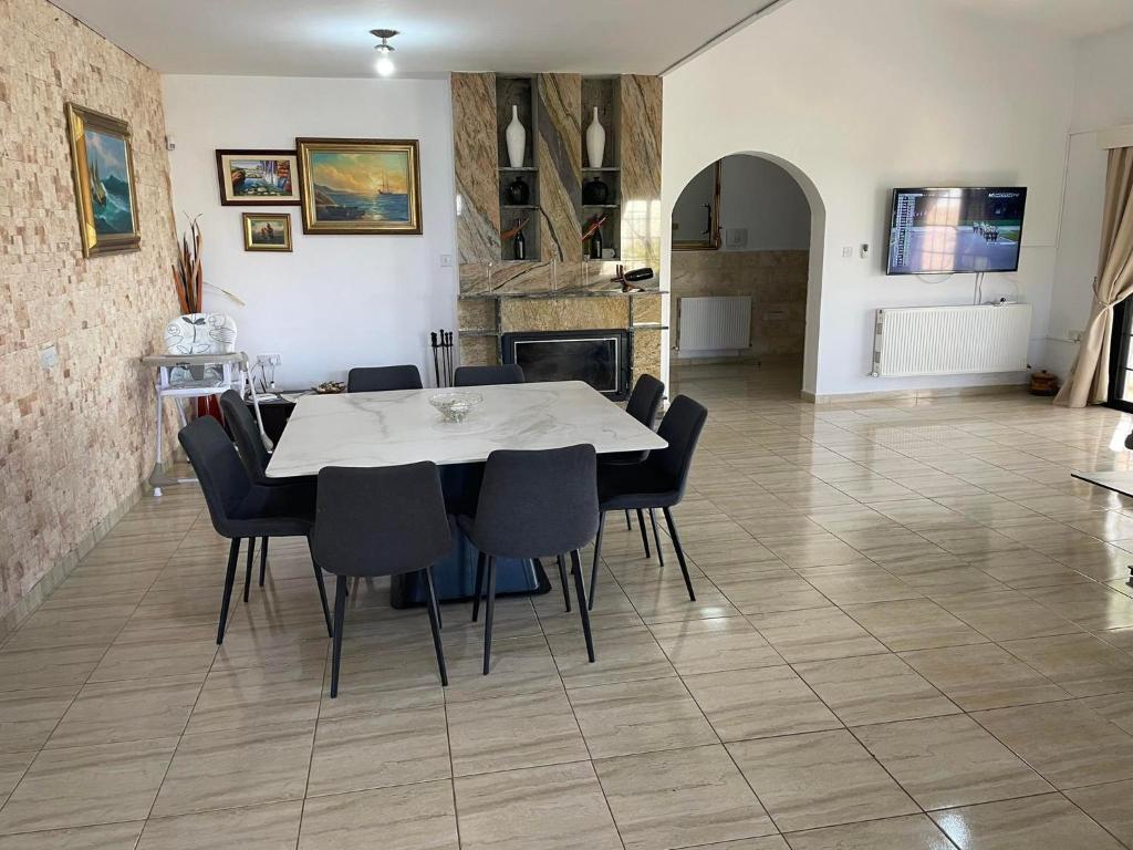 Пейя: Villa Ocean Stones 1Km From Main Coral Bay Beach