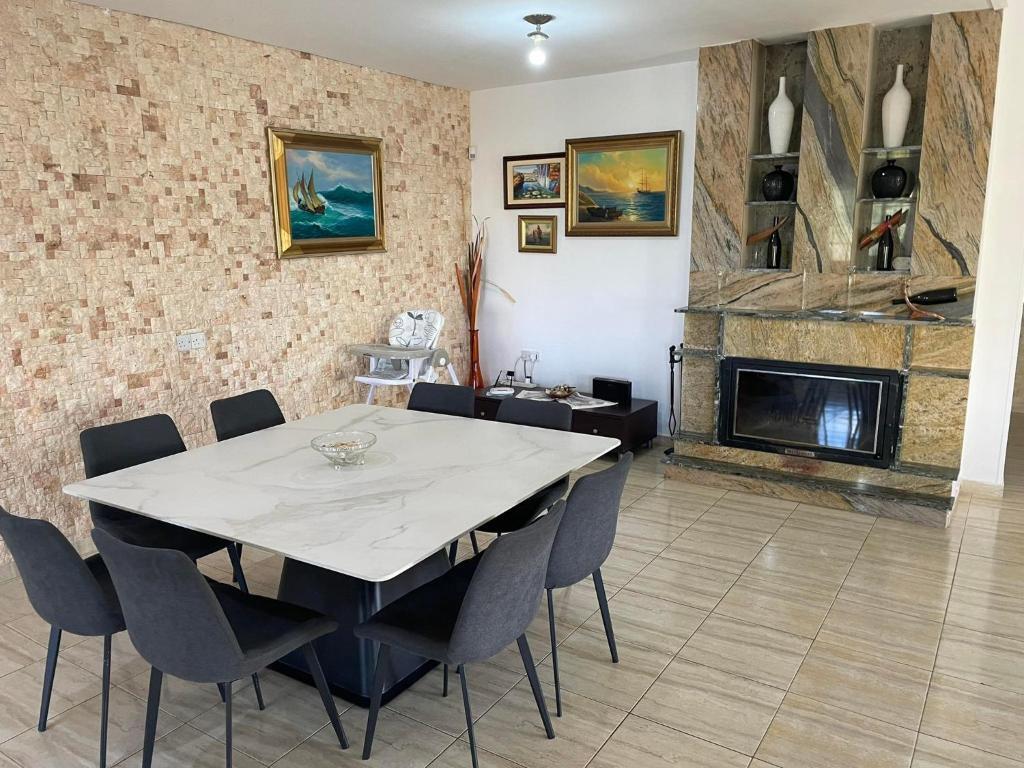 Пейя: Villa Ocean Stones 1Km From Main Coral Bay Beach
