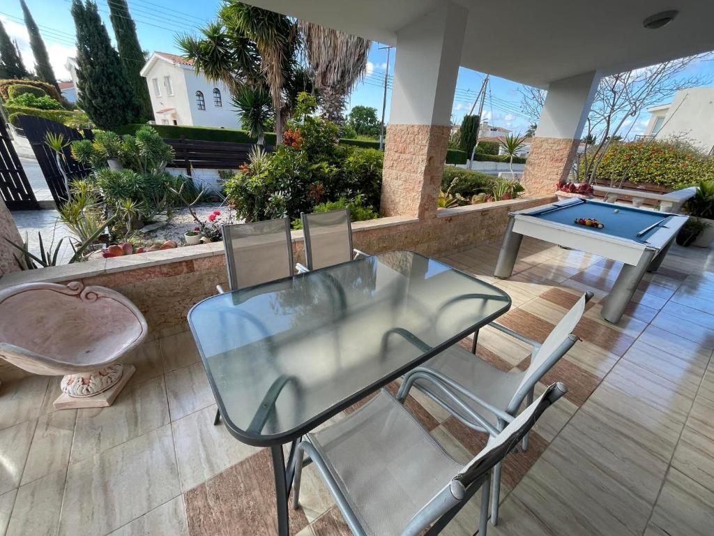 Пейя: Villa Ocean Stones 1Km From Main Coral Bay Beach
